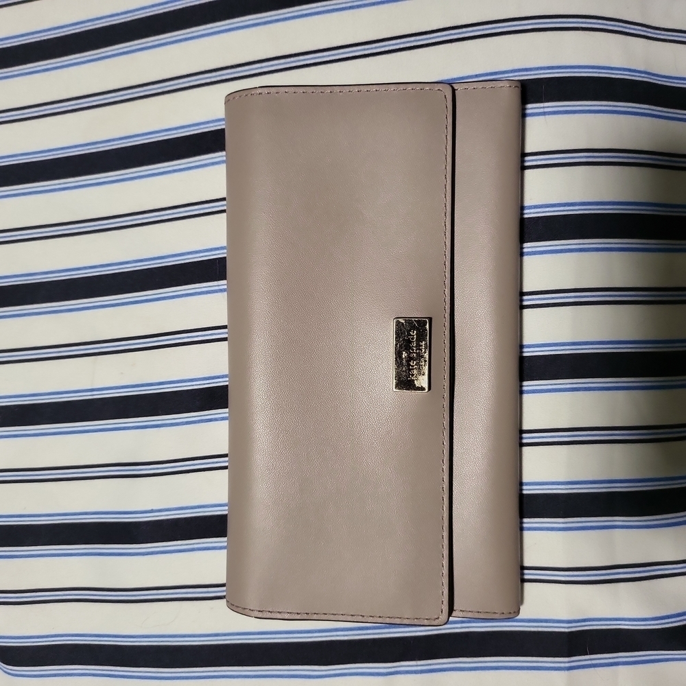 𝅺KATE Spade Slim Bifold Long Wallet Grayish Color with lots of Card Slot